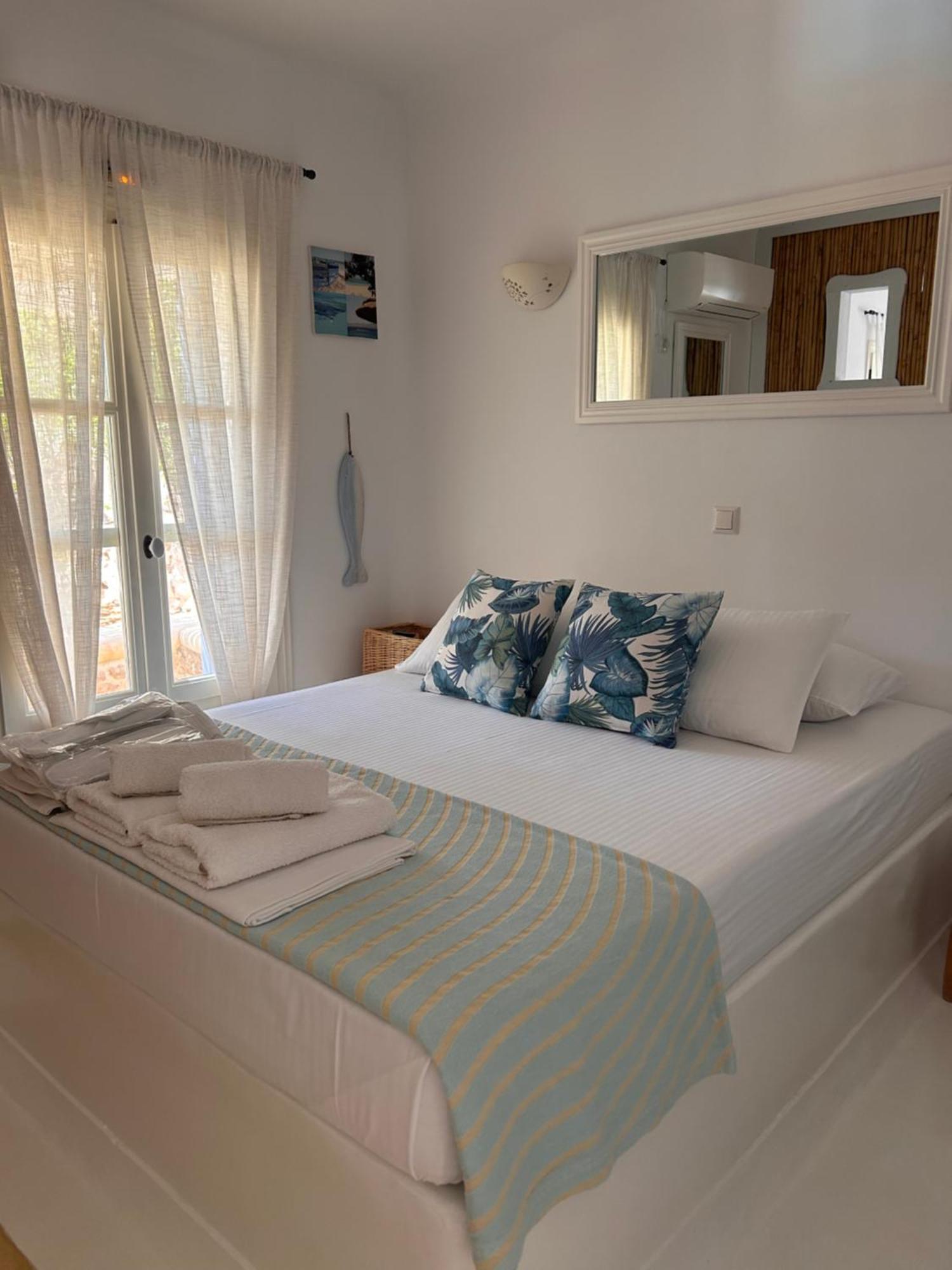 Simos Suites Elafonissos Bagian luar foto