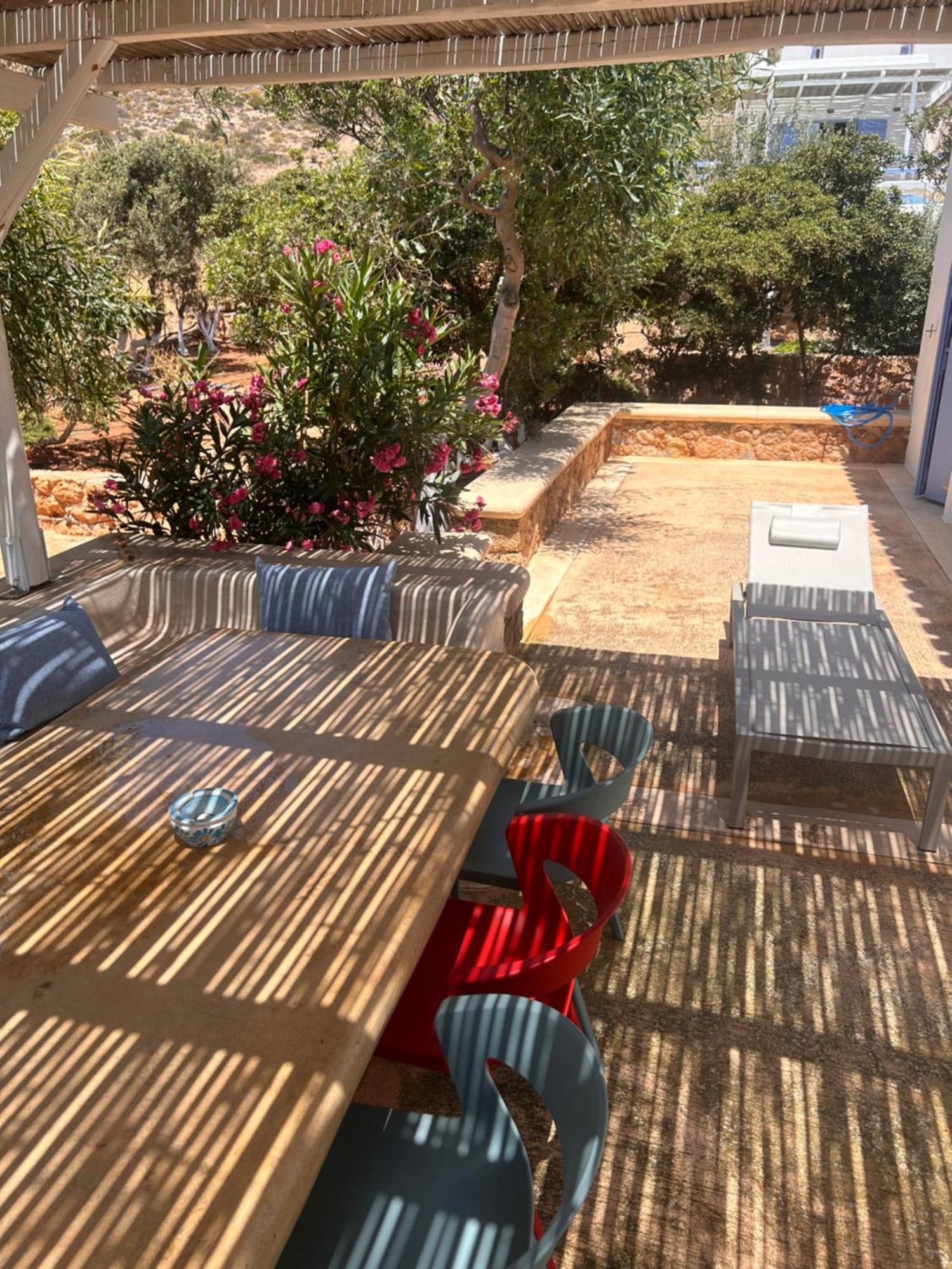 Simos Suites Elafonissos Bagian luar foto
